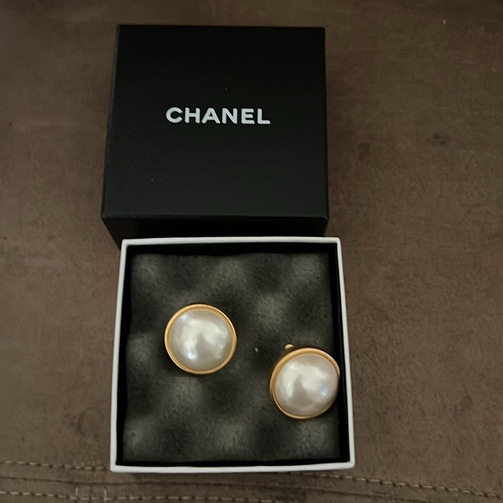 ✨ Vintage Chanel Pearl Clip-On Earrings with Box ✨ - Picture 4 of 4